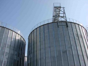 Flat_bottom_grain_silo_with_external_siffeners